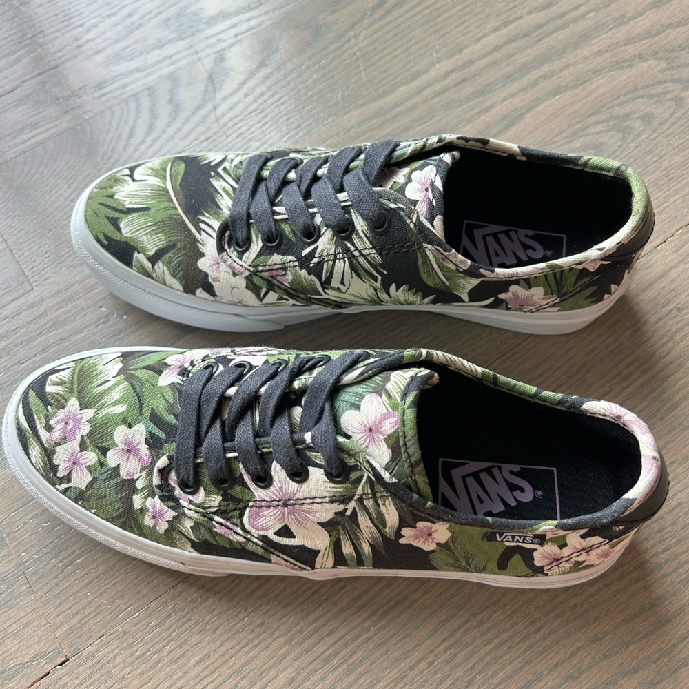 Vans Women’s Tropical Flower Print Ultra Cushion Skate Shoe-Size 8